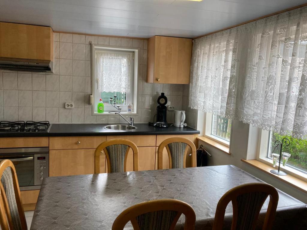 Schwone Diekhuusje - Vakantiewoning Aan De Noordzeekust Schoondijke Exterior foto